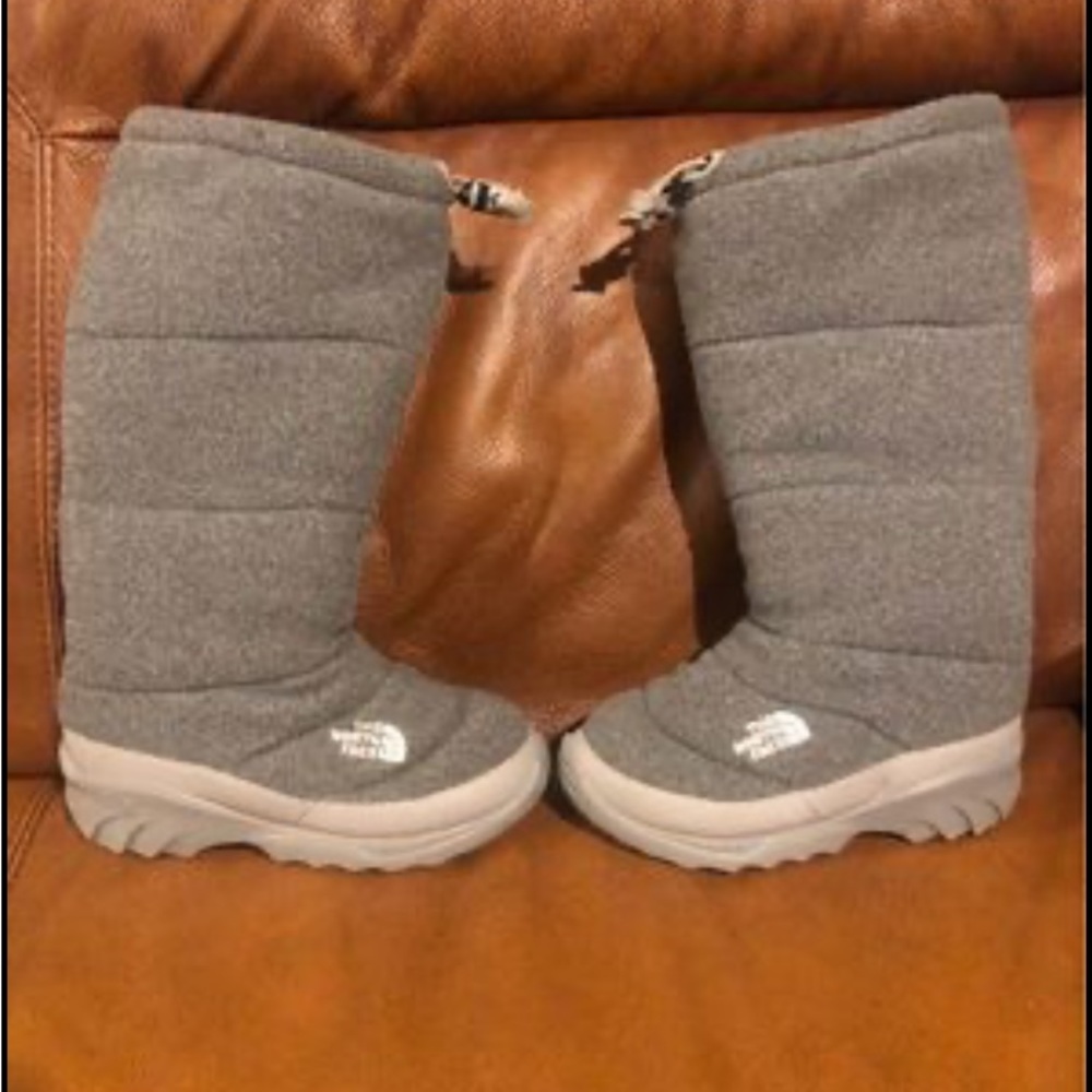 Awesome! The North Face 200 gram Insulation Winter Boots Women’s Sz 6 
Worn Once